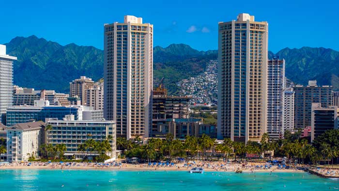 waikiki-beach-and-honolulu-skyline-in-oahu-hawaii
