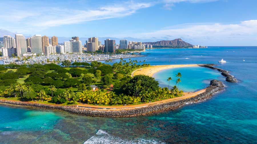 Honolulu with Diamond Head crater in background